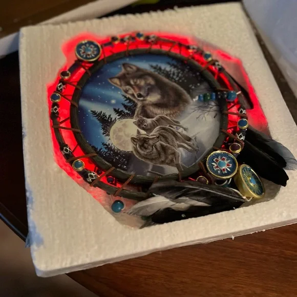Wolf Dreamcatcher with Blue & Red intermittent lights - Picture 2 of 9